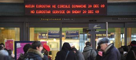 Cestující ped informaní tabulí. Vlaky eurostar kvli zim nejely. 
